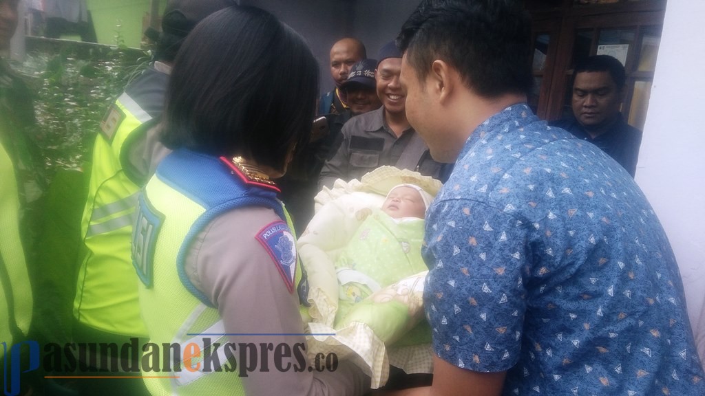 Terjebak Macet, Ibu Hamil Diselamatkan Polisi