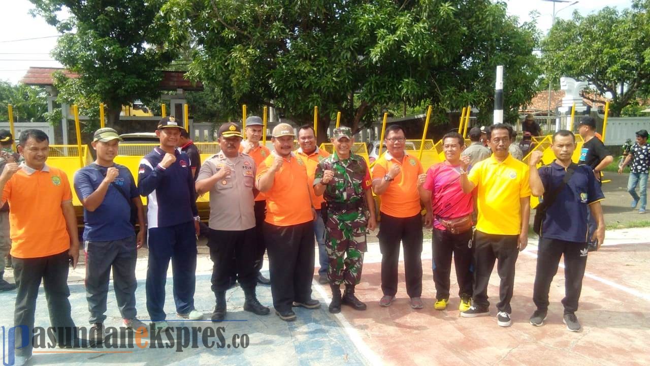 Pemcam Serahkan 13 Gerobak Sampah untuk Desa