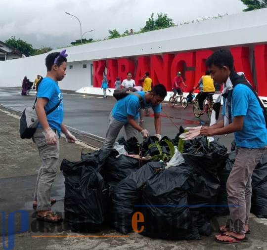 Komunitas Clean The City Bersih-bersih Kota Karawang di Pergantian Tahun