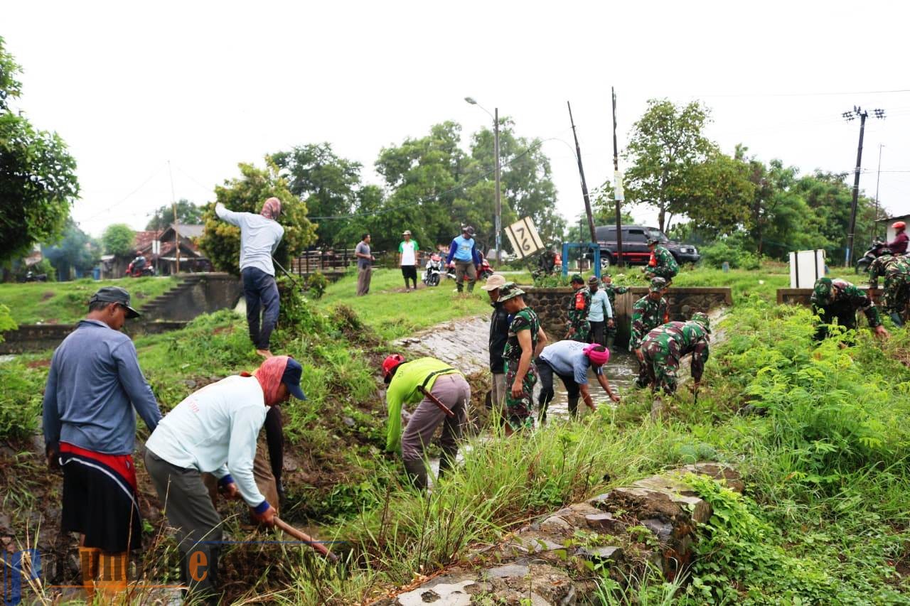 Kodim Kerahkan Pasukan Bersihkan Saluran Air