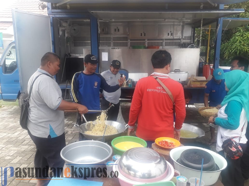 Dinsos Karawang Siapkan Ratusan Nasi Bungkus Setiap Hari