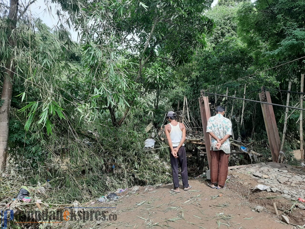 Jembatan Ciasem Ambruk Diterjang Derasnya Aliran Sungai Cilamaya