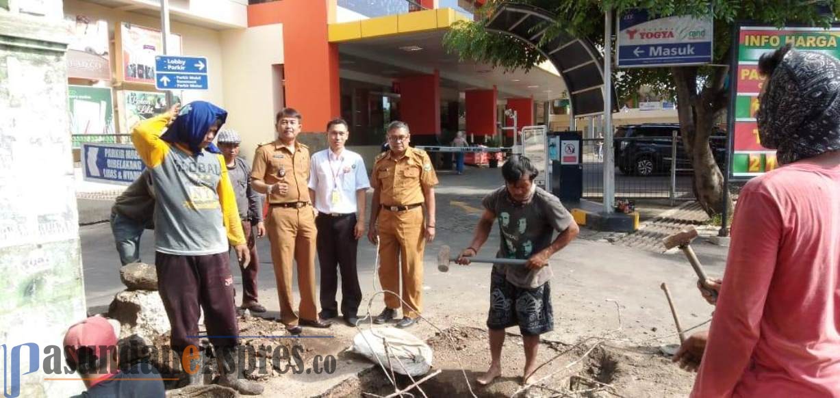 Cegah Banjir, Toserba Yogya Perbaiki Gorong-gorong