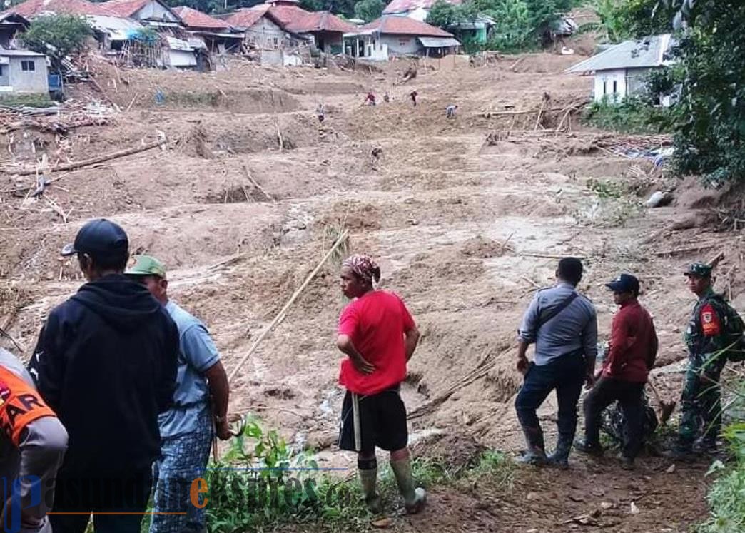 Jalan Penghubung Dua Desa Tertutup Longsor