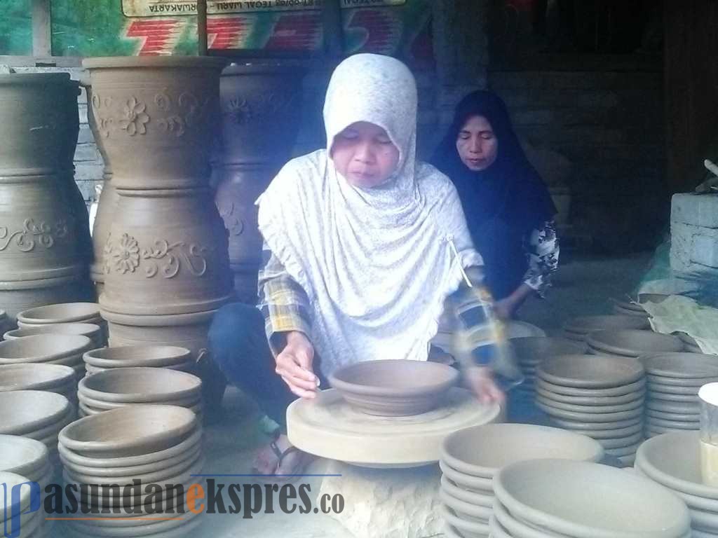 Kisah Perajin Gerabah asal Cirebon yang Terdampar di Kampung Babakan Karawang