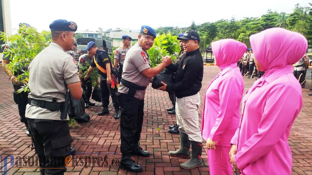 Cegah Kerusakan Alam, Satbrimob Tanam Pohon