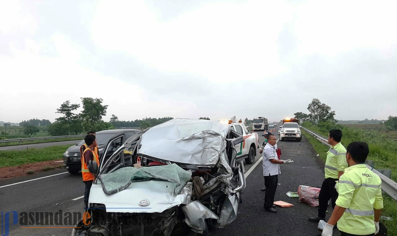 Diduga Sopir Ngantuk, Minibus Tabrak Truk