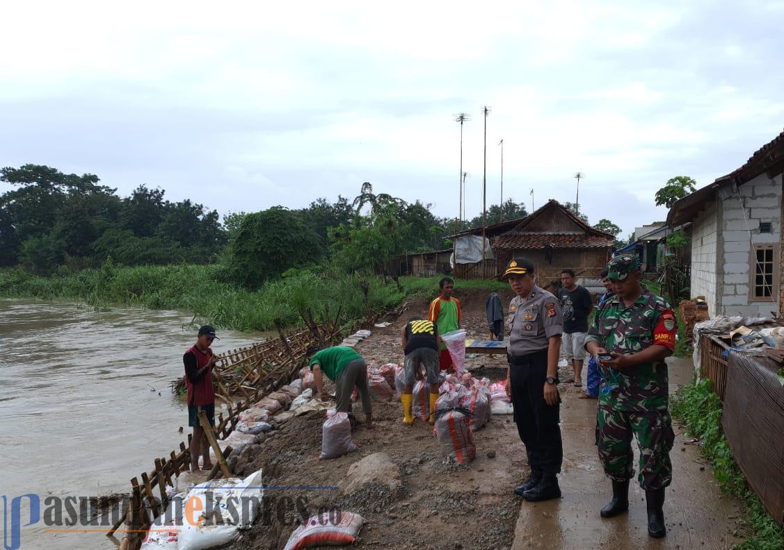 Tanggul Sungai Cilamaya Hampir Jebol, Kapolsek : Waspada Banjir Susulan