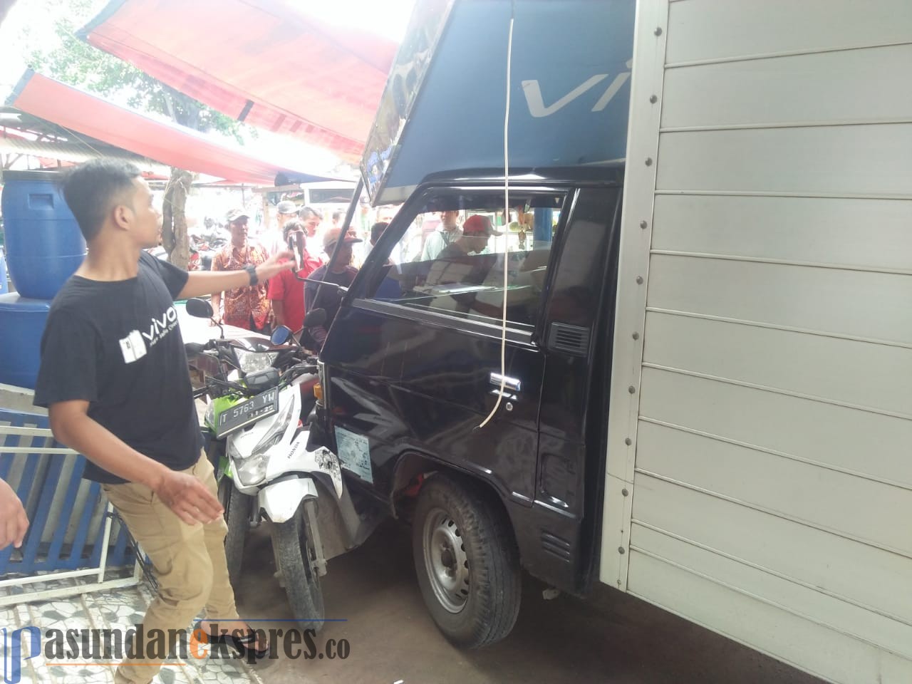 Braak! Truk Box Seruduk Konter HP di Pamanukan, Tiga Motor Terseret