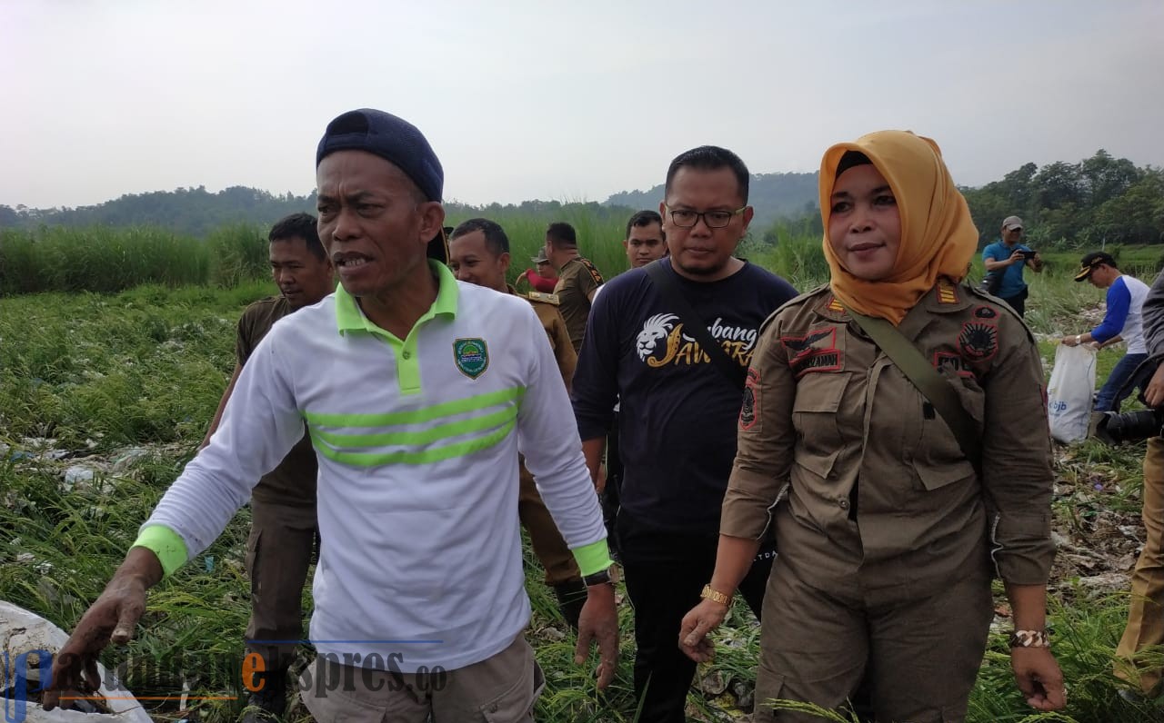 Dampak TPA Panembong, Bupati Turun Bersihkan Sawah Warga