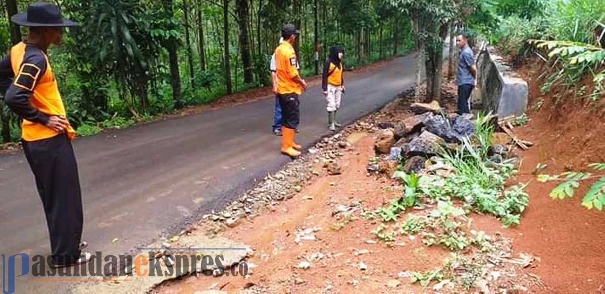 Jalur Desa Cirangkong Rawan Longsor