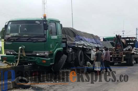 Mobil Nyangkut di Pembatas Jalan