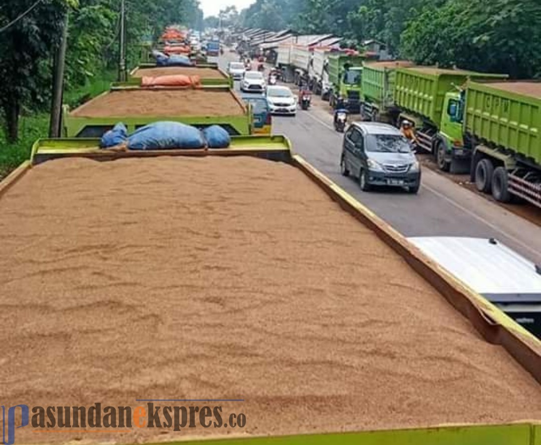 Ditolak Pihak KCIC, Puluhan Truk Pasir Mengular 3 Km