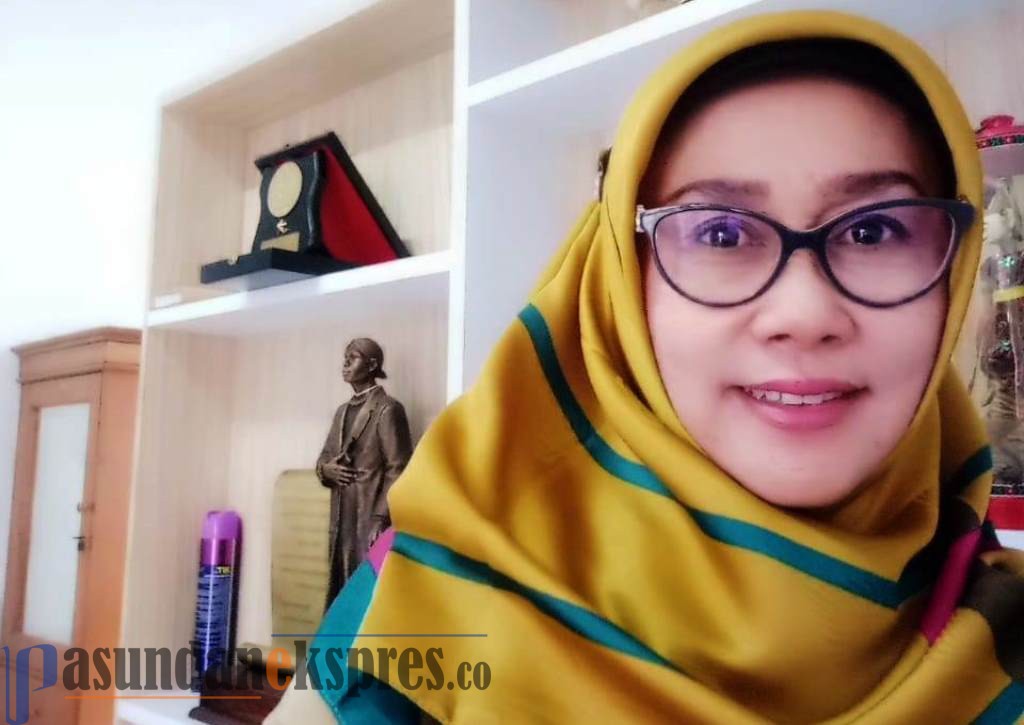 Oom Nurrohmah, Perempuan Pejuang Pendapatan Pajak Kendaraan