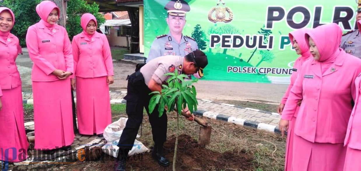 Peduli Lingkungan, Polsek Cipeundeuy Tanam Pohon