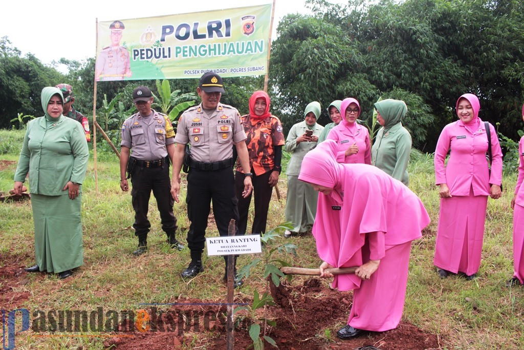 Polisi Kompak Tanam Pohon