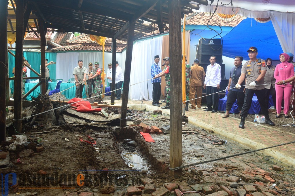 Polisi Robohkan Rumah Warga