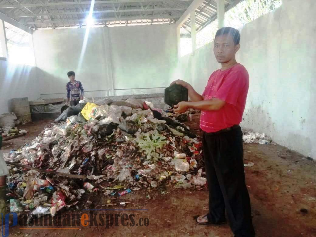 Sulap Sampah Plastik jadi Paving Blok