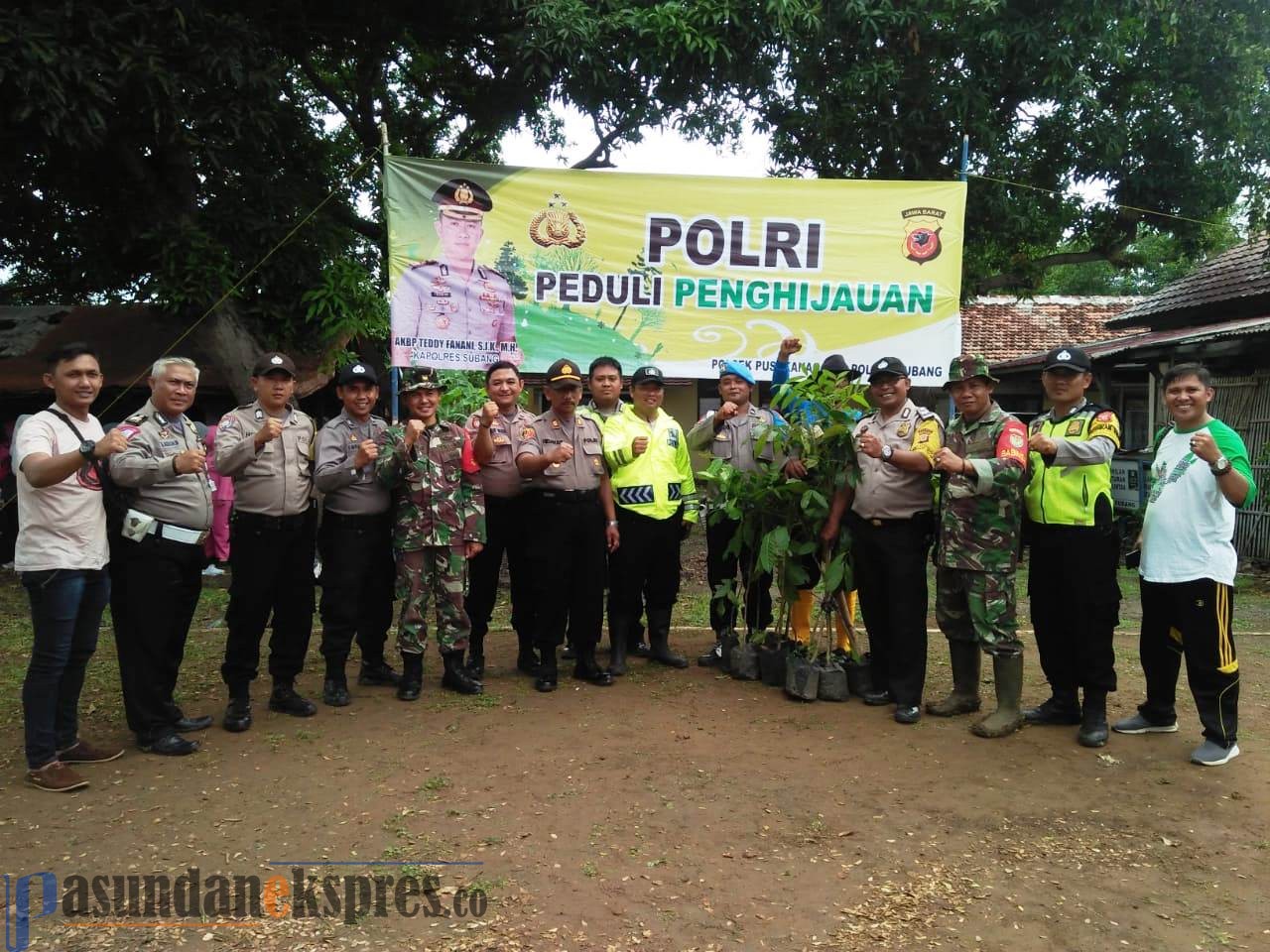 Tambah Area Resapan Air, Polsek Pusakanagara bersama Muspika Tanam ratusan Pohon