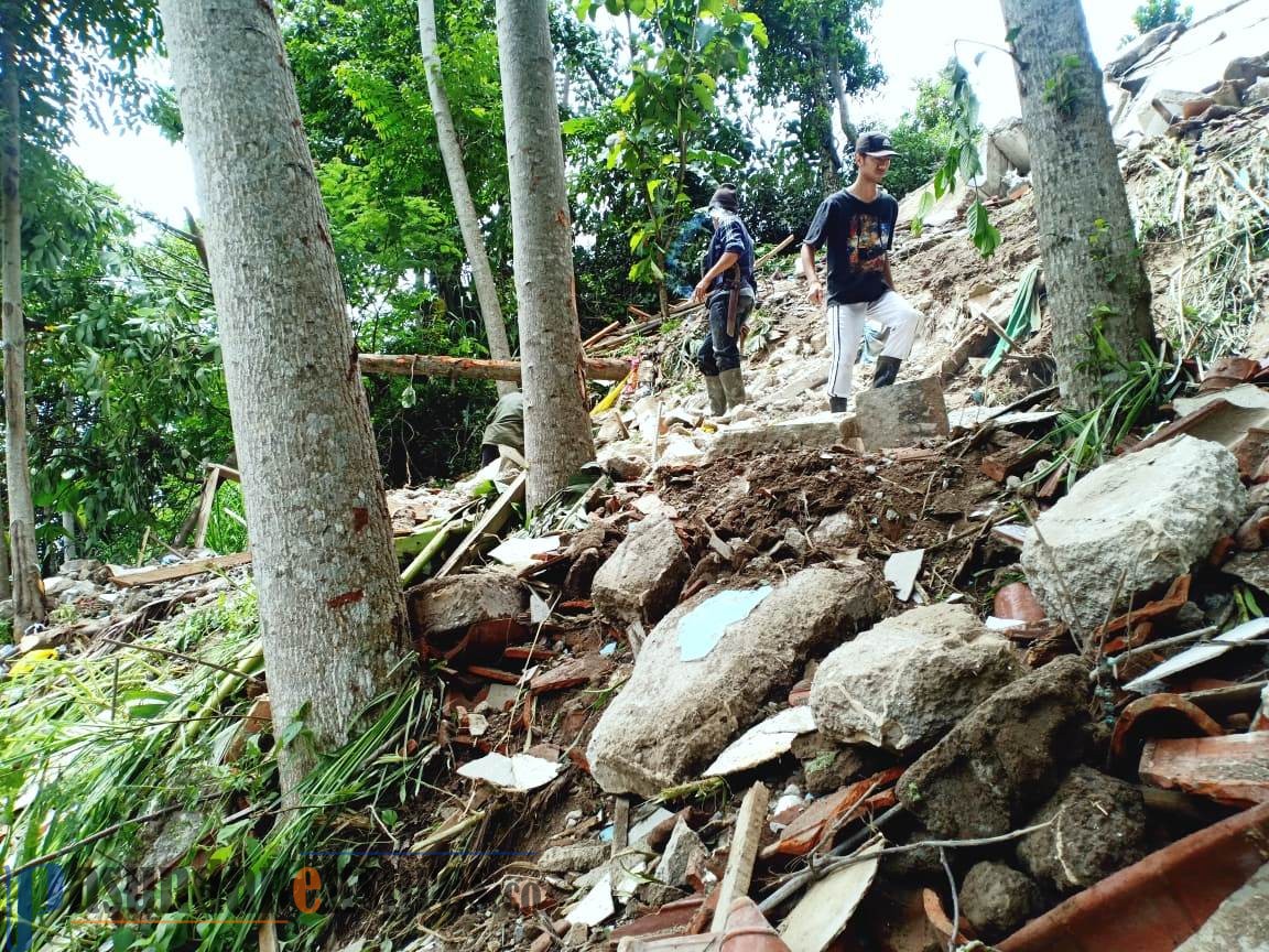 Diduga Tanah Labil, Rumah Yadi Ambruk