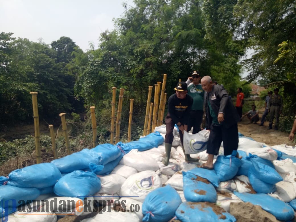 Tanggul Darurat Dibangun di Sungai Cijengkol