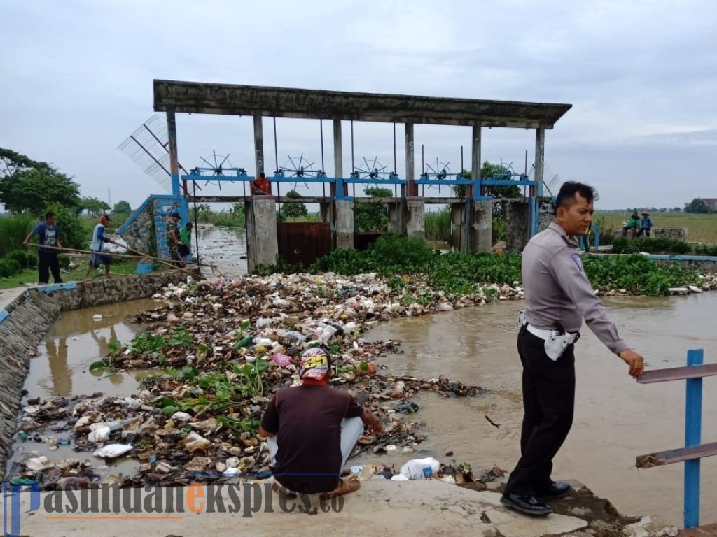 Tumpukan Sampah Penuhi Pintu Kali Pangaritan