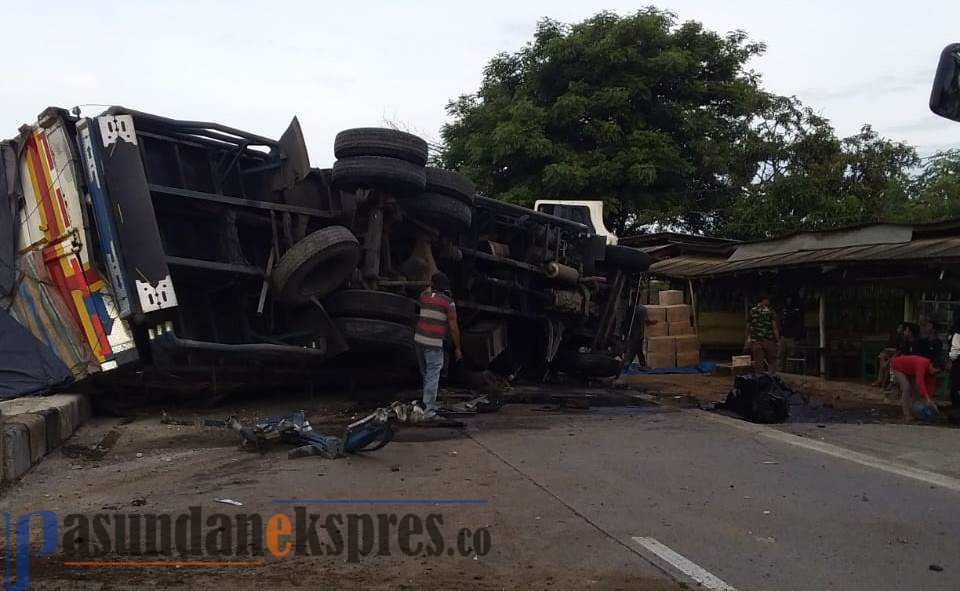 Mobil Pengangkut Benang Terguling di Jalur Pantura