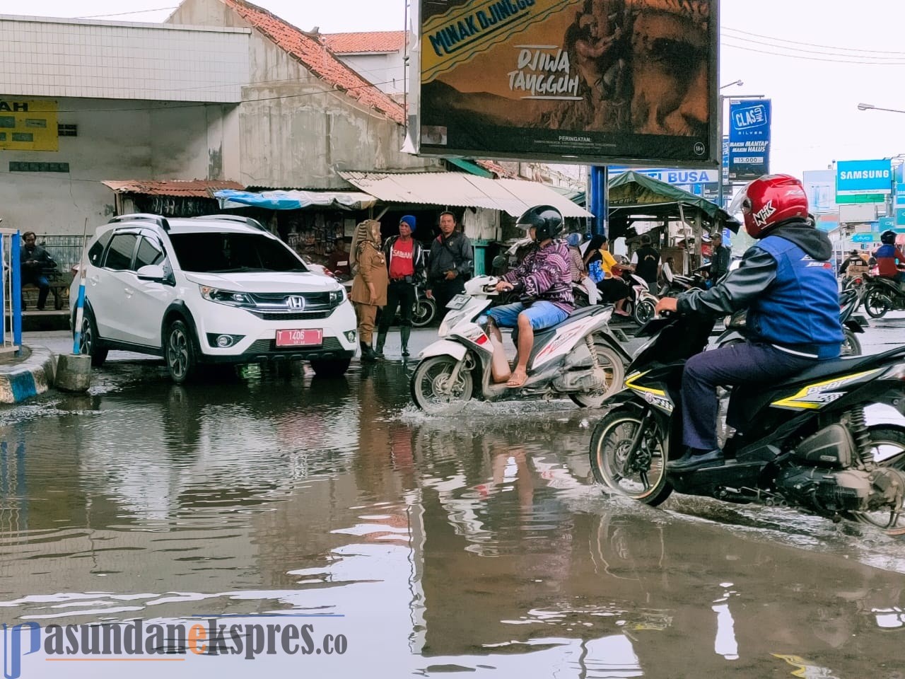 Tak Ada Anggaran dari Pemda, Kecamatan Pamanukan Swadaya Bersihkan Genangn Air di Jalur Pantura