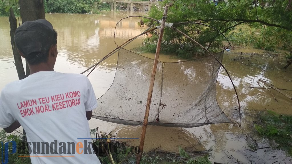 Hikmah Dibalik Banjir, Warga Panen Ikan