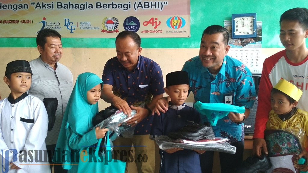 Aksi Bahagia Berbagi (ABHI) Bagikan Perlengkapan Sekolah di MI Al-Hidayah Karawang