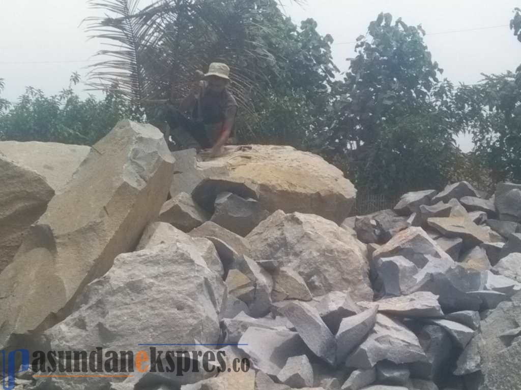 Mengais Rejeki dari Kerasnya Bongkahan Batu Gunung Aseupan