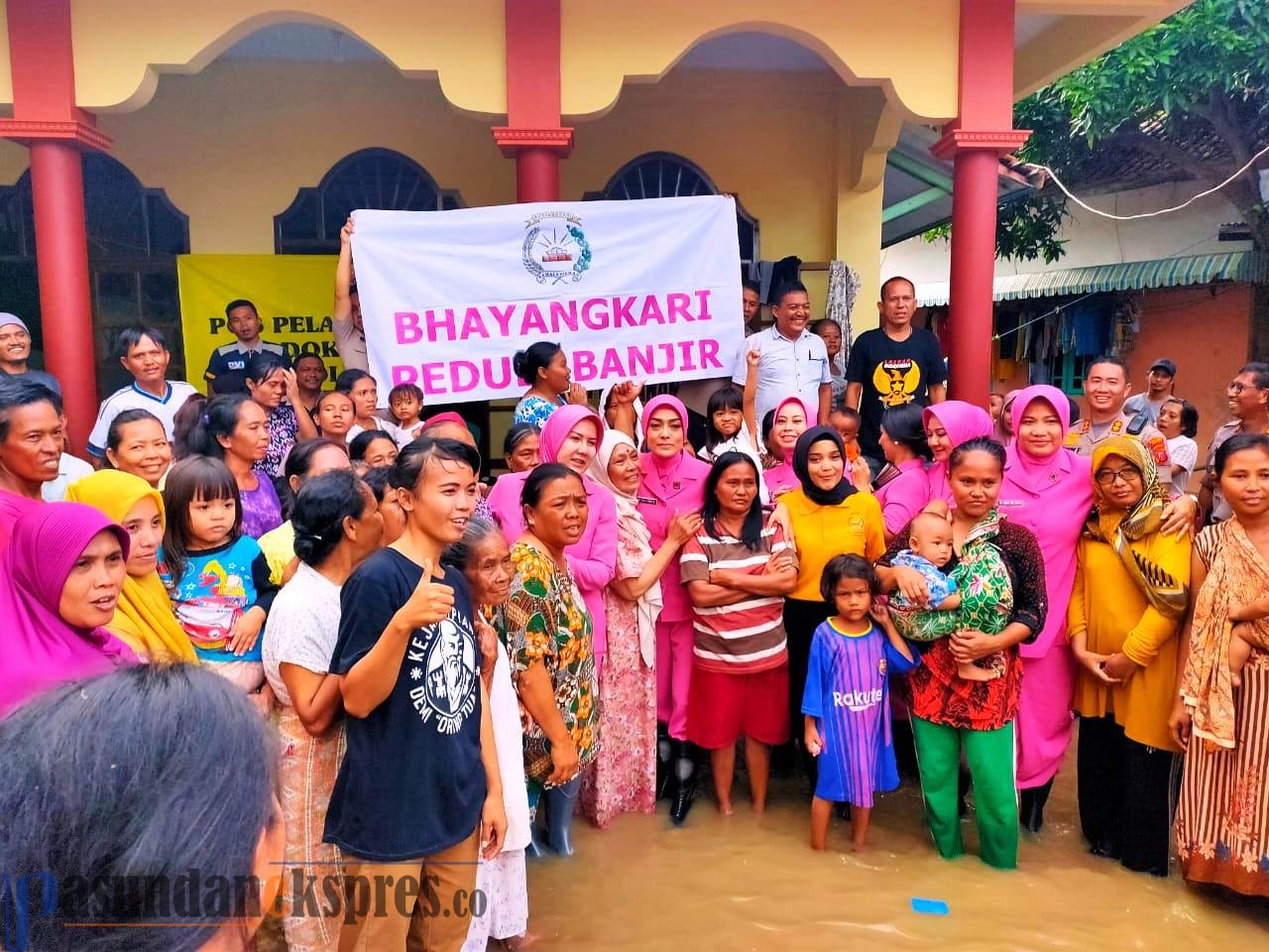 Bhayangkari Serahkan Bantuan Korban Banjir