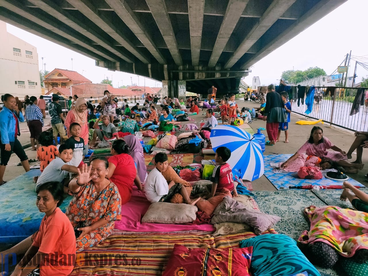 Banjir Sudah Dua Meter, Warga Pamanukan Mengungsi di Bawah Flyover