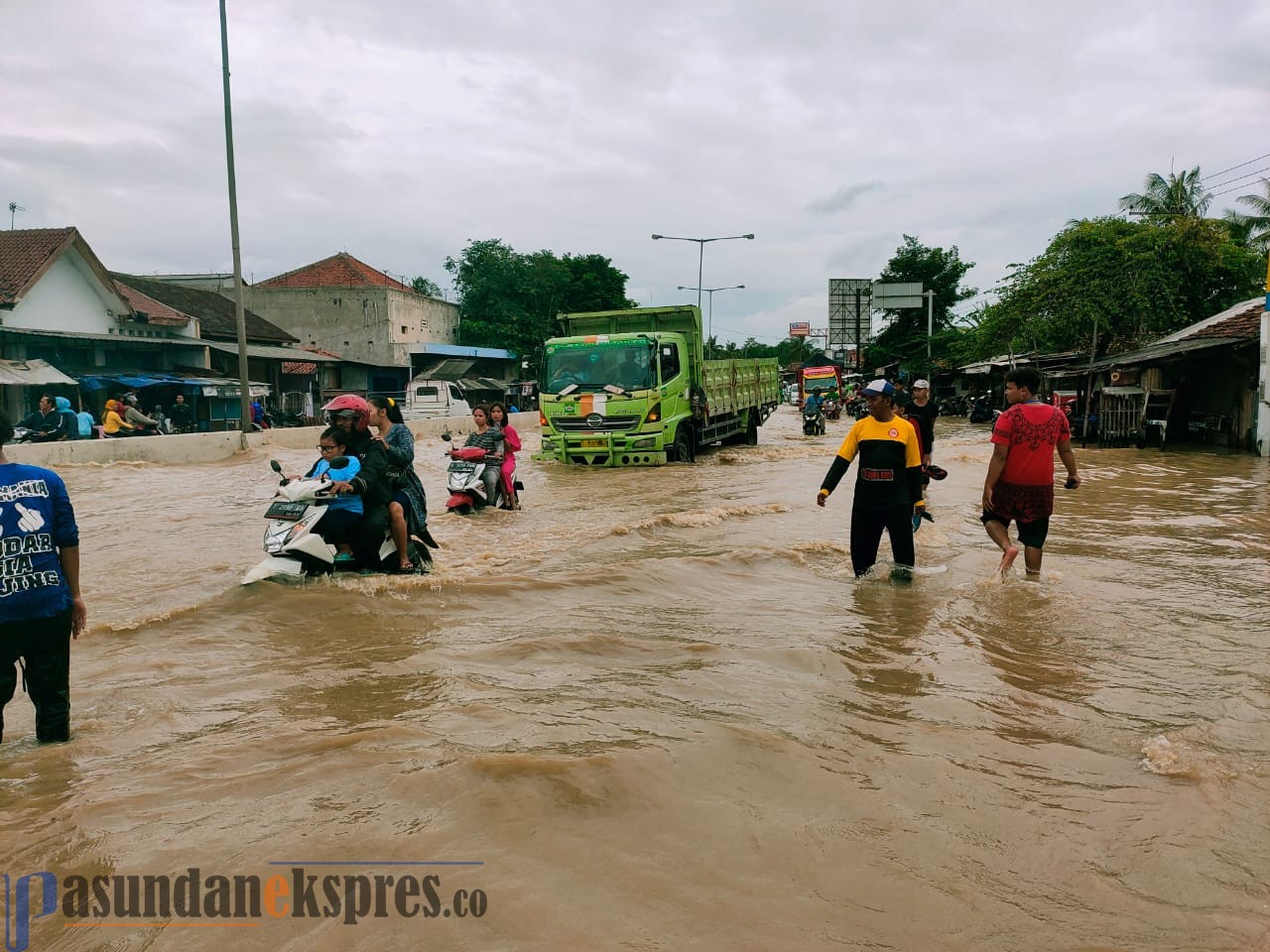 Jalur Pantura arah Jakarta Digenangi Limpasan Kali Cipunagara, Kendaraan Banyak yang Mogok