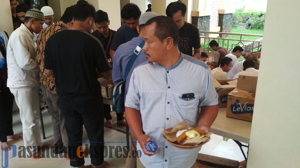 Sholat Jumat Dapat Makan Prasmanan Gratis