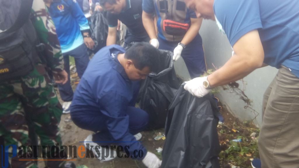 Peringati HPN, IJTI Gelar Peduli Pungut Sampah