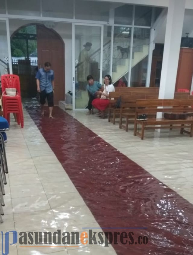 Gereja di Karawang Kebanjiran, Umat Kristiani Kesulitan Ibadah