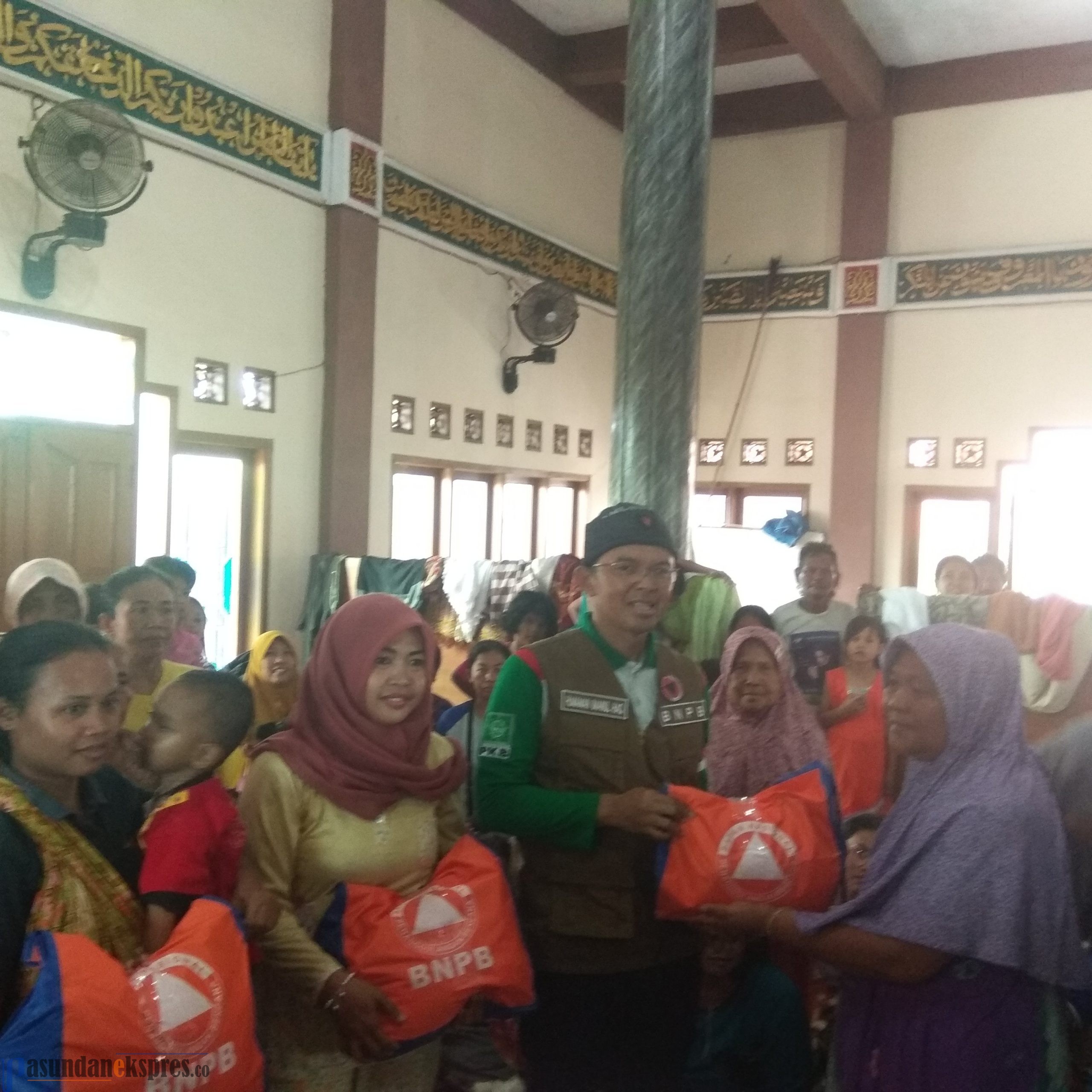 Anggota DPR RI Kang Maman Serahkan Bantuan Mobil Rescue dan Logistik untuk Korban Banjir Pamanukan