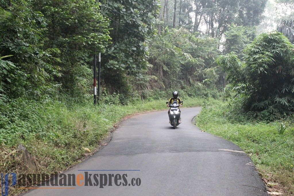 Tidak Ada PJU, Jalur Cijambe-Cirangkong Rawan Longsor