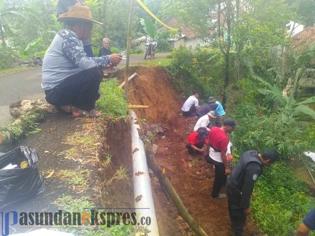 Minimalisir Longsor, Warga Kampung Tanjung Sarana Pasang Bronjong