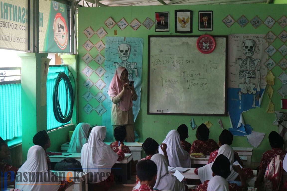 Siswa MI Nurul Falah Belajar di Lantai