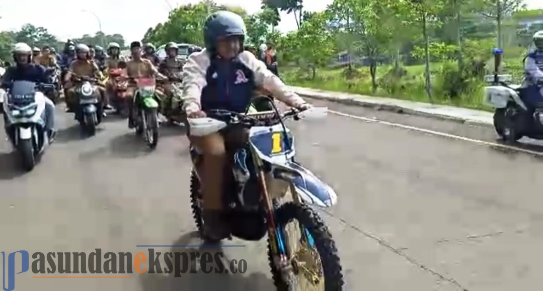 Aa Umbara Antarkan Langsung E-KTP Warga Pakai Sepeda Motor