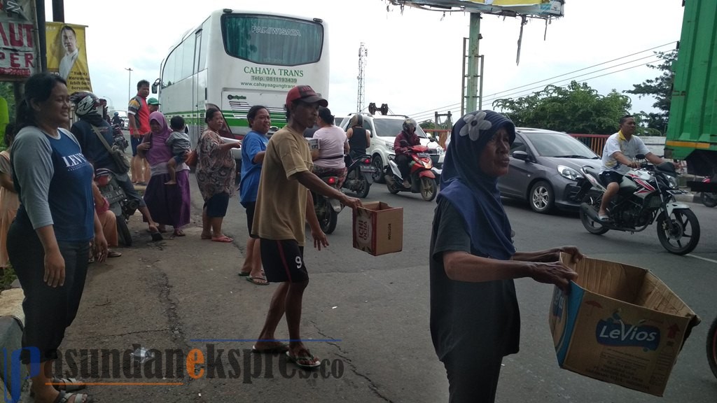 Tak Kunjung Dapat Bantuan, Korban Banjir Karawang Minta Sumbangan di Jalanan