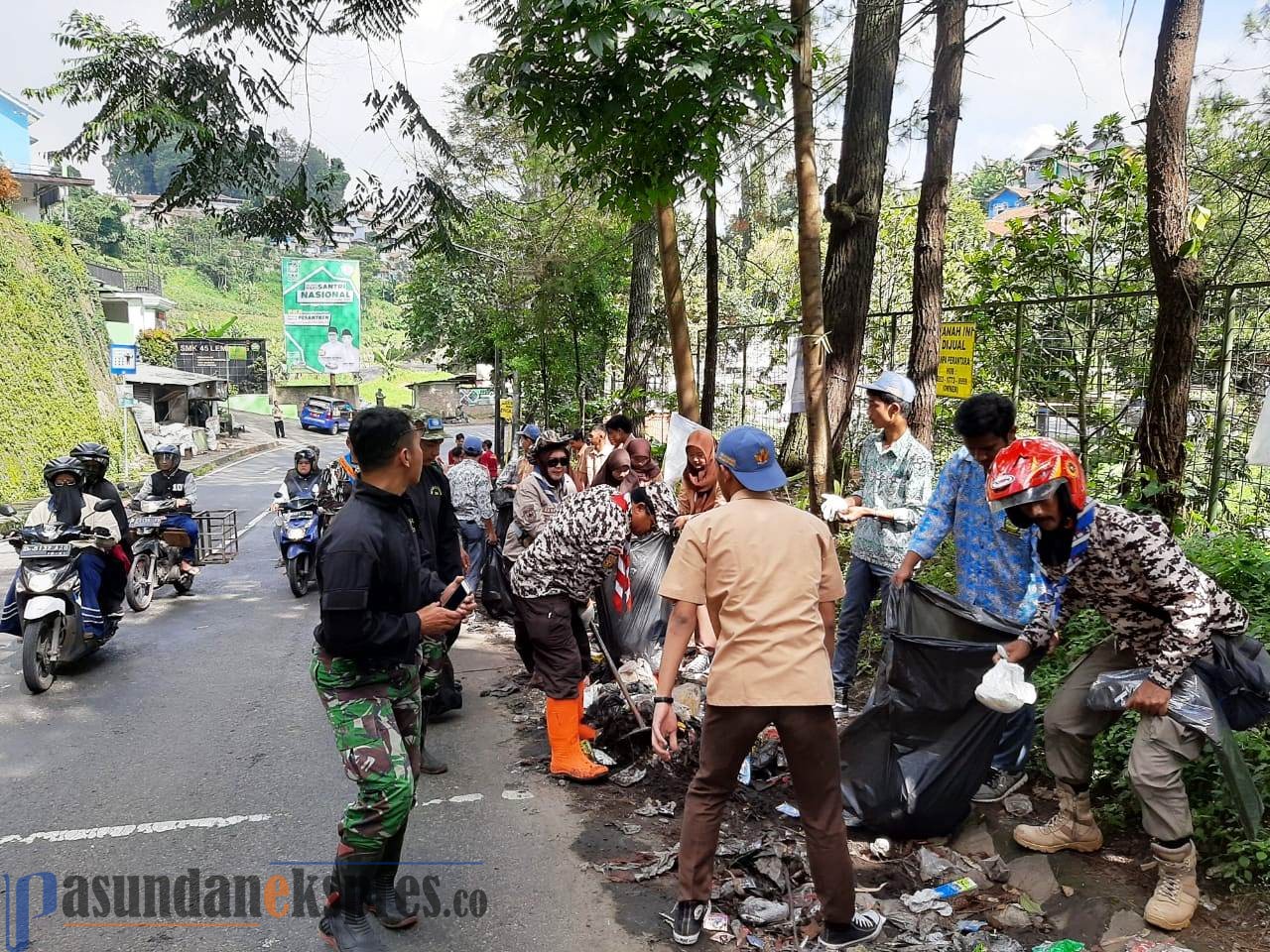 Pramuka Kwarcab Kabupaten Bandung Barat Bersihkan Sampah di Lembang