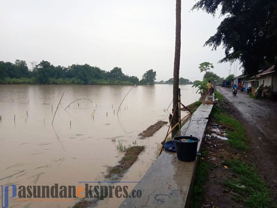 Tidak Tenang, Warga Desa Karangmulya Piket di Tanggul Kali Cipunagara