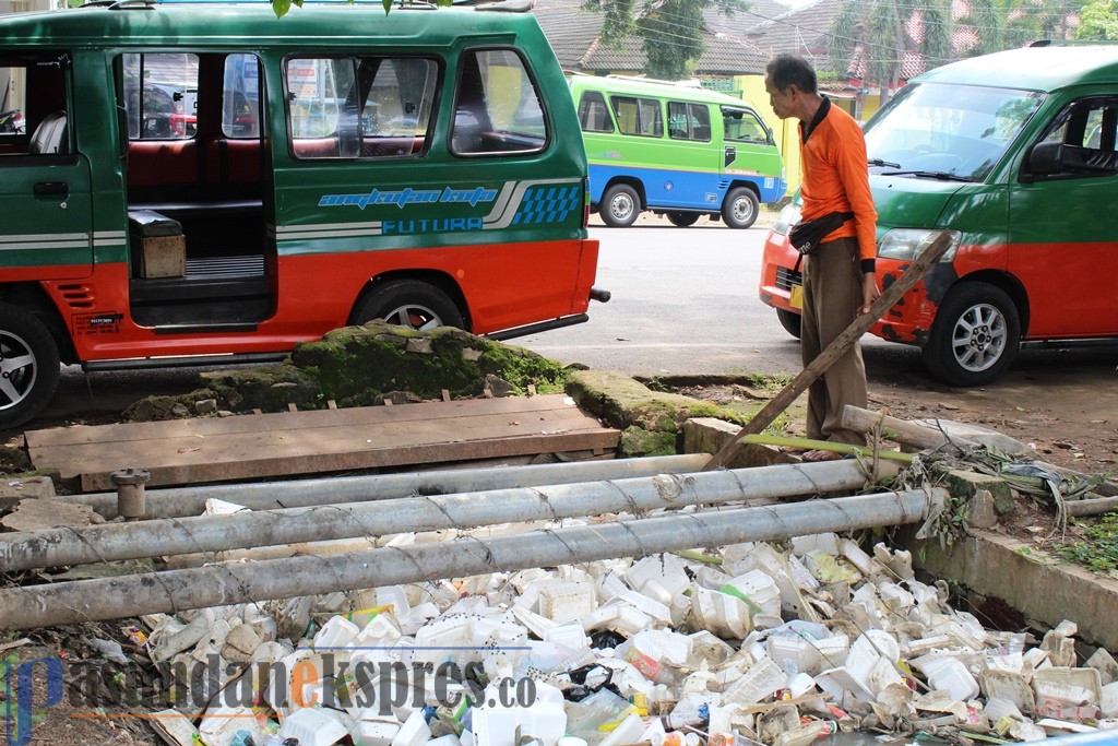 Satpol PP Ancam Pembuang Sterofoam ke Gorong-gorong