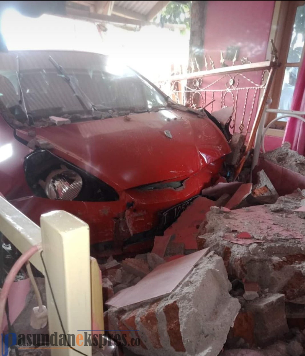 Mau Berhenti Malah Injak Gas, Mobil Seruduk Rumah di Pamanukan