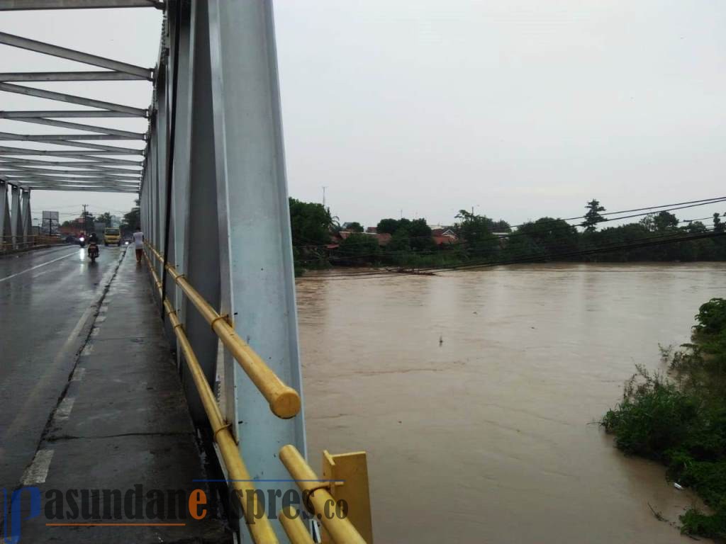 Tinggi Muka Air Kali Cipunagara Meningkat