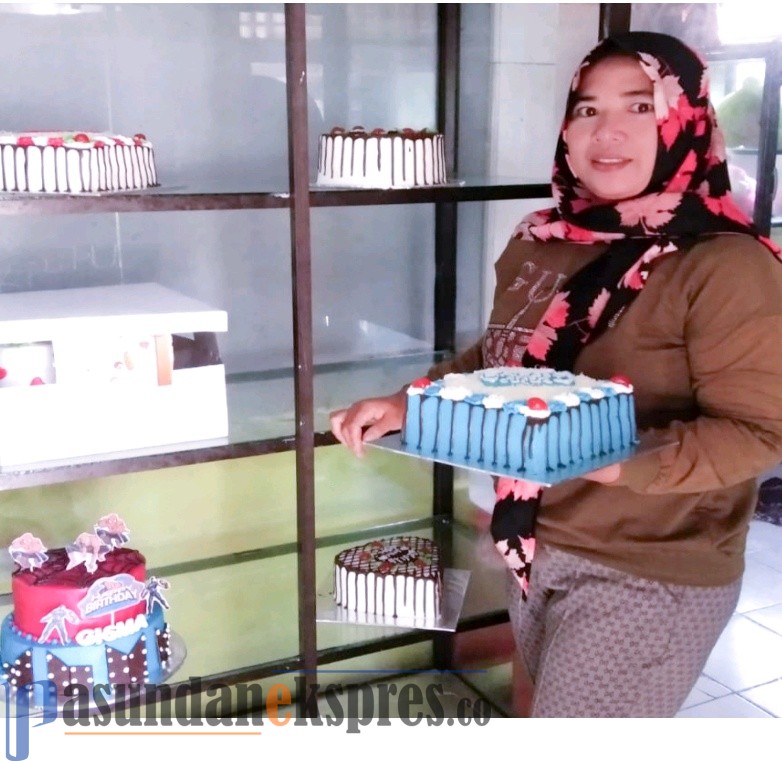 Lezatnya Bisnis Bolu Hias Pasangan Romantis dari Pantura