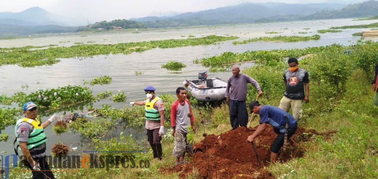 Satpolair Evakuasi Mayat Terapung di Danau Jatiluhur